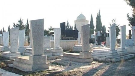 Yasamalda Köhnə və kimsəsiz qəbirlər dağıdılaraq SATILIR-PULA GÖRƏ....