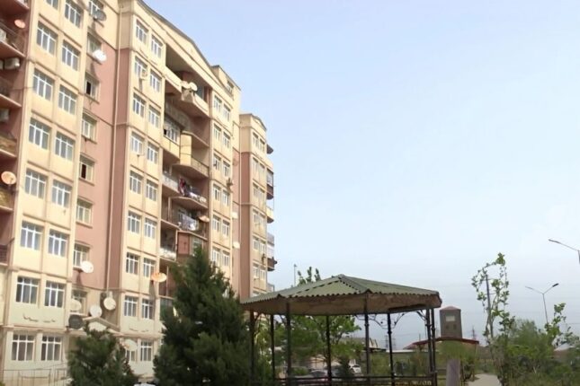 Nazirlik tərəfindən bataqlıq ərazidə tikilmiş binanın sakinləri ÇƏTİN VƏZİYYƏTDƏ – VİDEO