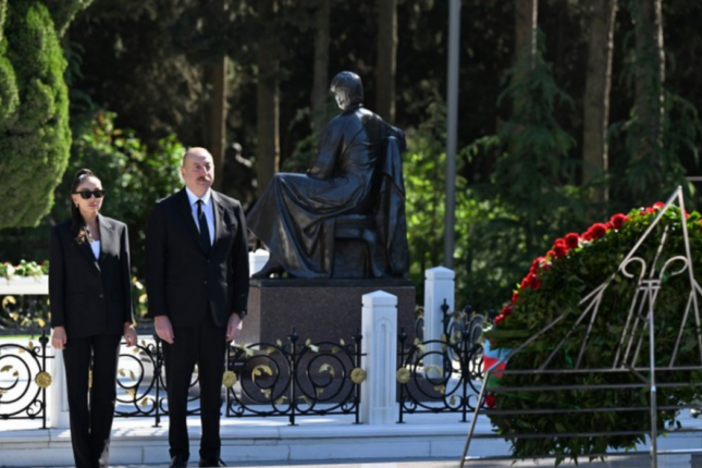 Prezident və Mehriban Əliyeva Heydər Əliyevin məzarını ziyarət etdi