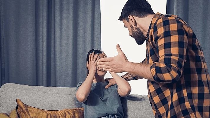 Kişi arvadının adına kredit və borca götürdüyü pulu ödəmədi, sonra onu döydü