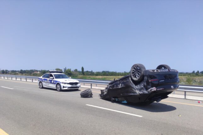 Goranboyda minik avtomobili aşıb, sürücü xəsarət alıb