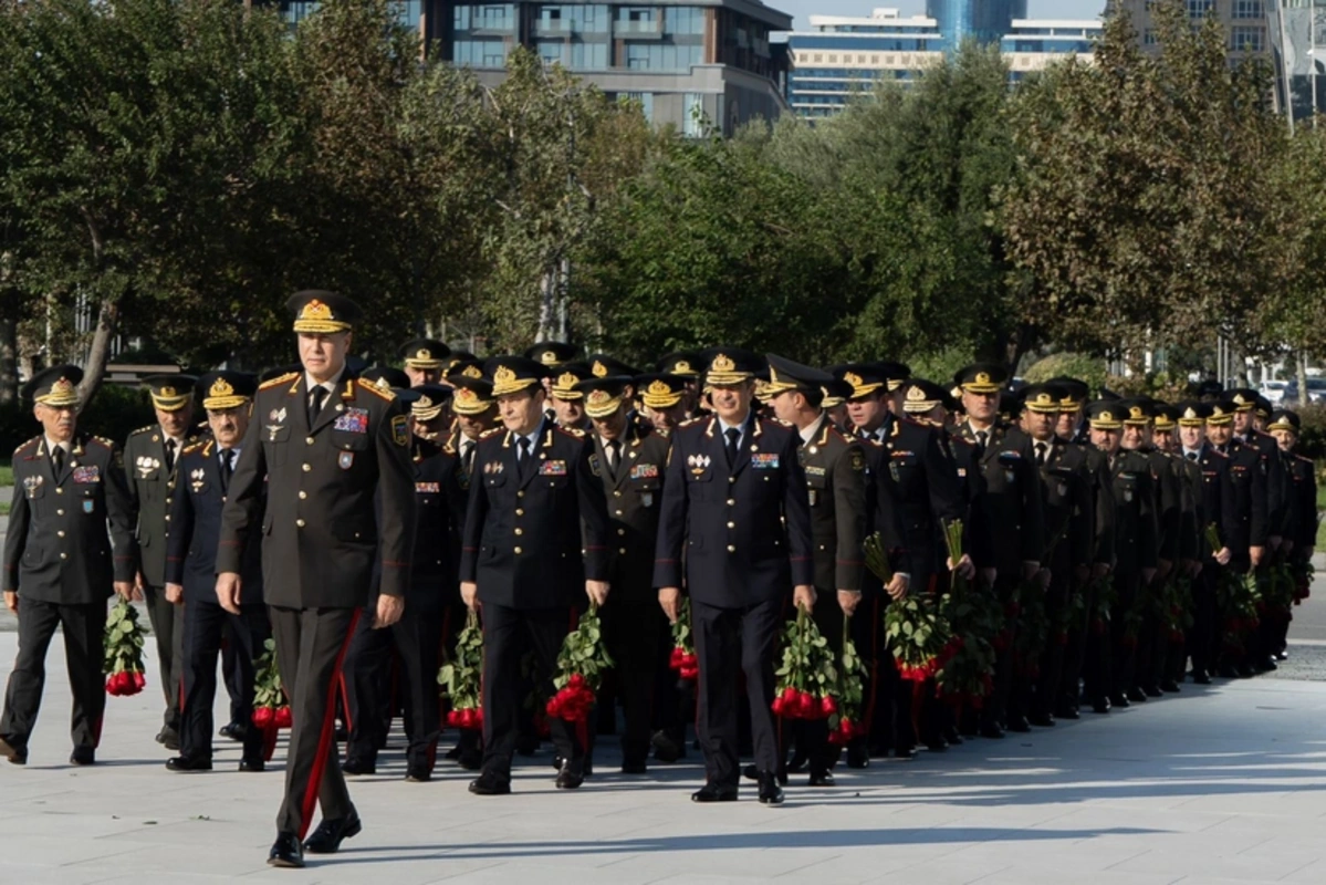 Daxili Işlər Nazirliyinin şəxsi heyəti Anım Günü ilə bağlı Zəfər parkını ziyarət edib
