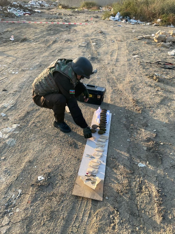 Masazırda bir küçədən 13 qumbara və digər hərbi sursatlar aşkar edilib