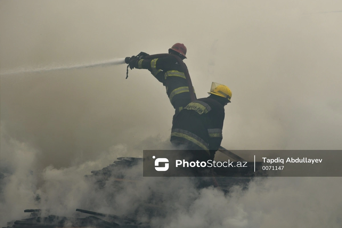 Bakıda çoxmərtəbəli binada yanğın olub: 5 nəfər təxliyə edilib