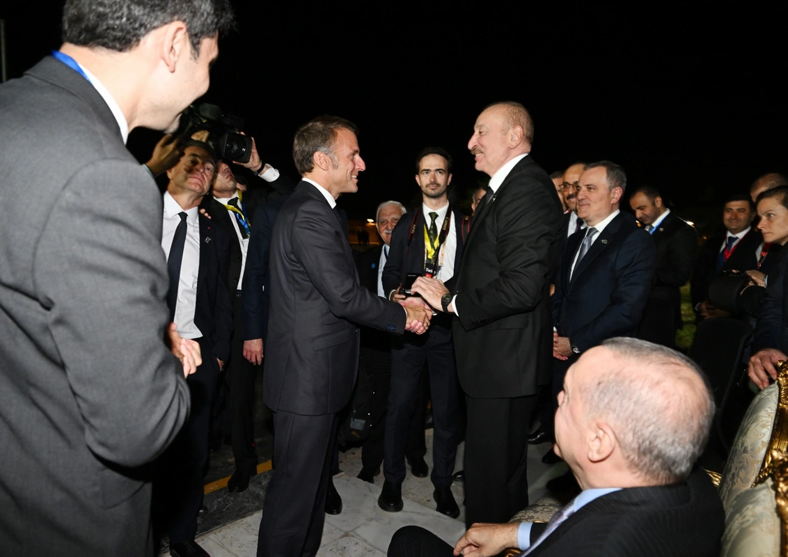 İlham Əliyevin Misirdə Rəcəb Tayyib Ərdoğan və Emmanuel Makronla görüşündən kadrlar
