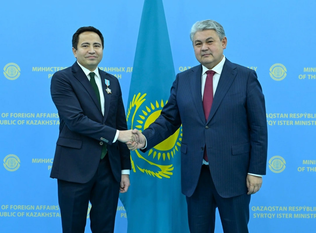 Tokayev Qazaxıstanın Azərbaycandakı səfirini təltif etdi