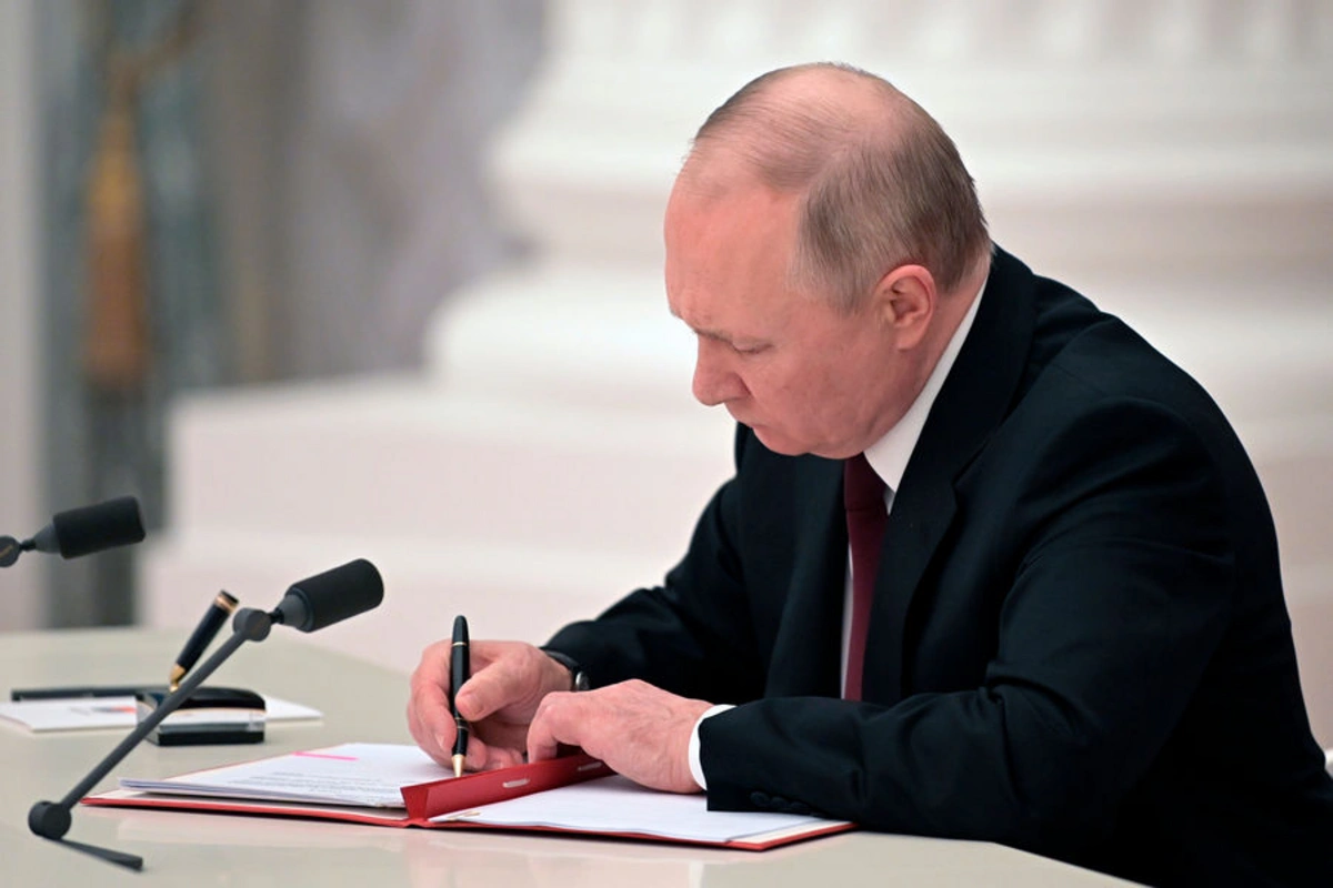 Putin keçmiş Sovet İttifaqı xalqlarına aid qanun imzalayıb