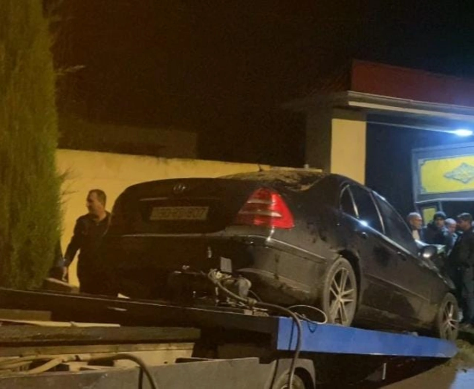 Ağcabədidə avtomobil darvazaya çırpıldı, ölən var