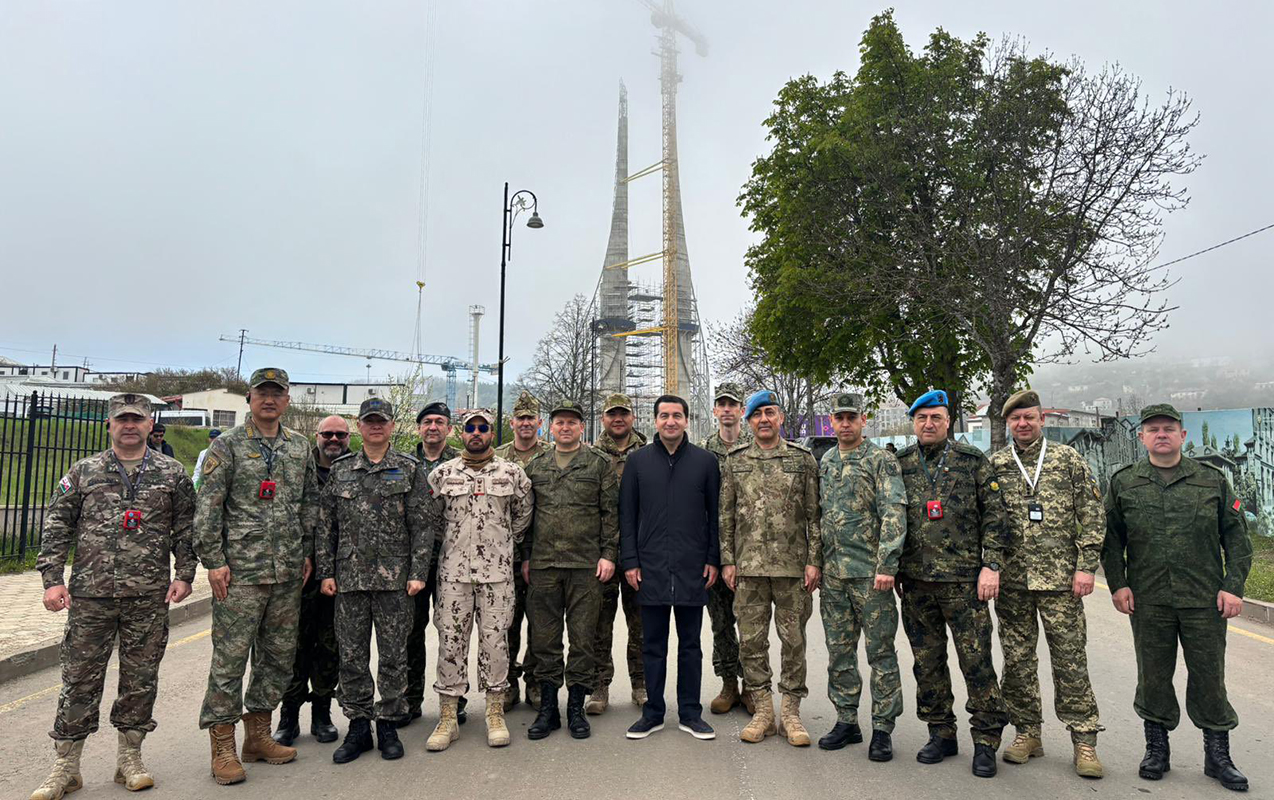 Hikmət Hacıyev Şuşada hərbi attaşelərlə - Foto