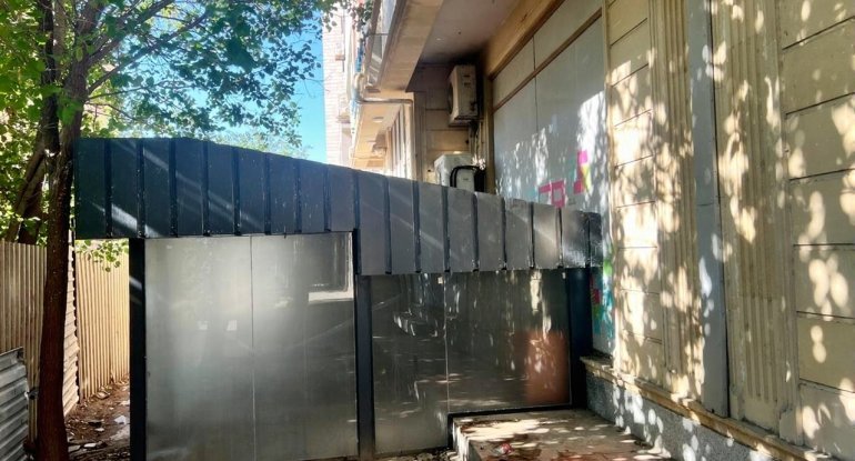 Bakının mərkəzində “dərəbəylik”, birinin pəncərəsi bağlanır, digərinin yolu kəsilir - FOTO
