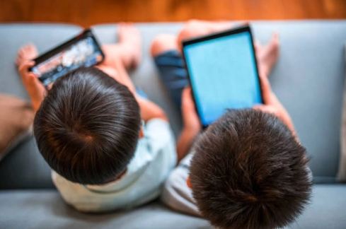 Uşaqların telefon istifadəsi ilə bağlı VACİB XƏBƏRDARLIQ: Hər əlavə saat riski artırır