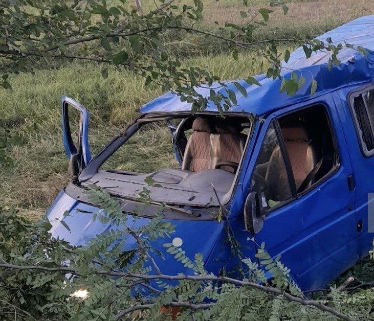 Ağstafada fəhlələri daşıyan mikroavtobus aşıb