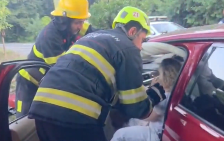 ”BMW” ağaca çırpıldı – Qadın sürücü belə çıxarıldı // VİDEO