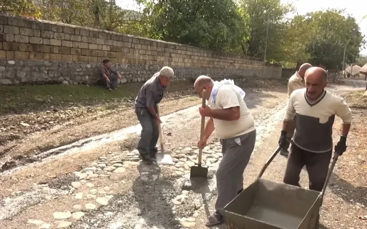 Şəkidə sakinlər öz pulları ilə yol çəkirlər – VİDEO