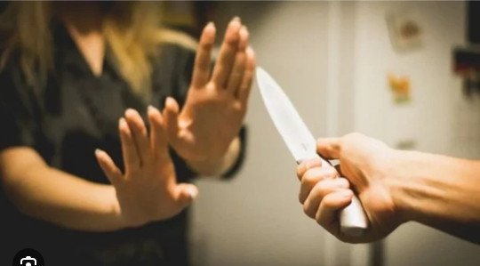 Keçmiş arvadını uşaq bağçasında bıçaqladı